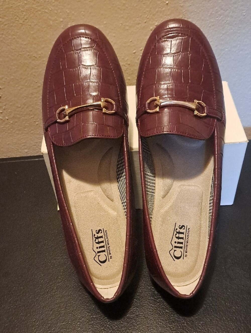 Cliffs by White Mountain Women's Burgundy Croc-Embossed Loafers Size 10 EUC
